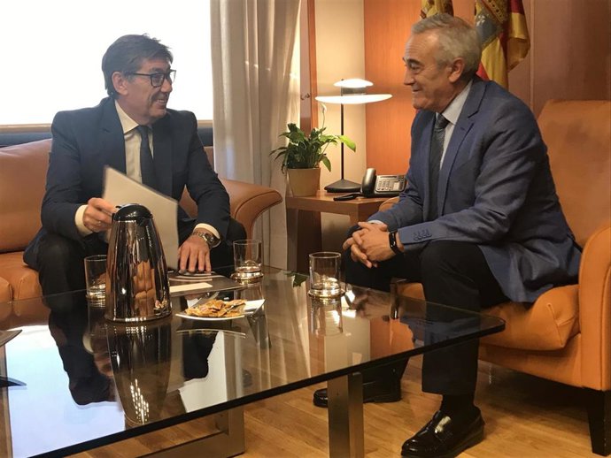 Arturo Aliaga (PAR) y el presidente de las Cortes de Aragón, Javier Sada