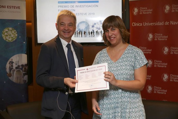 Félix Bosch, director de la Fundación, hace entrega del premio a Edurne San José, primera autora del artículo.