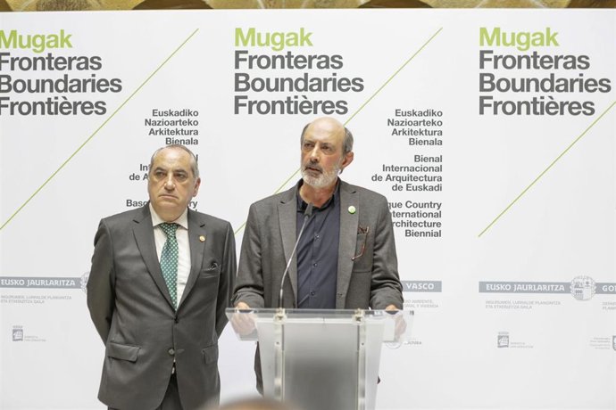 El consejero Iñaki Arriola y el comisario de Mugak, Pedro Astigarraga