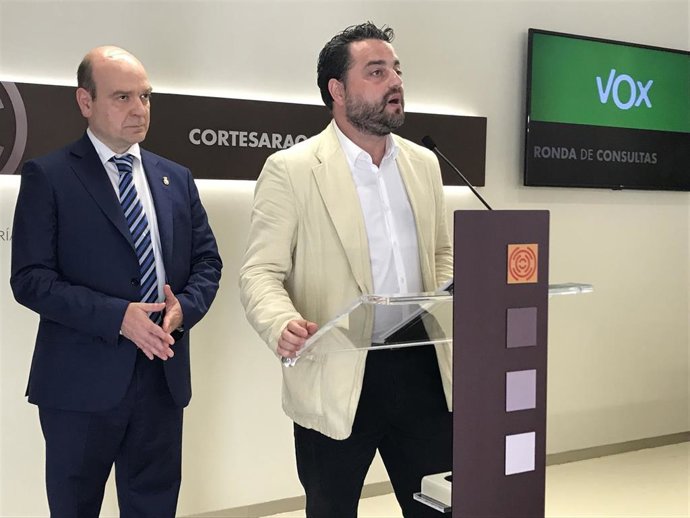 El portavoz del grupo parlamentario de Vox, David Arranz (en primer término), y el presidente del grupo, Santiago Morón, en rueda de prensa en las Cortes de Aragón.