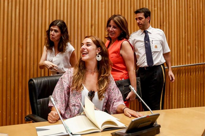 La portavoz del Consejo de Coordinación de Podemos Noelia Vera y La vicesecretaria general del PSOE Adriana Lastra participan en la mesa redonda 'El nuevo ciclo político es femenino' en la Sala Ernest Lluch del Congreso de los Diputados.