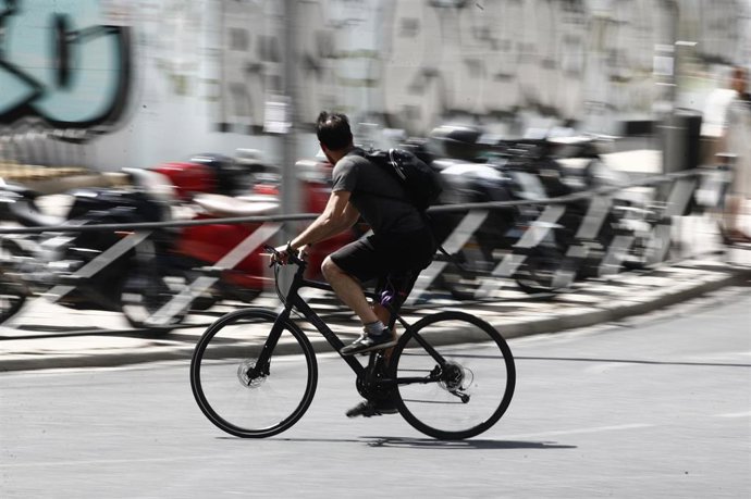 Un ciclista pasea en la Plaza de España de Madrid.