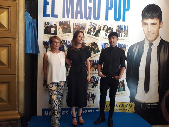 Andrea Levy en la inauguración de la placa de homenaje al Mago Pop en el Teatro Rialto