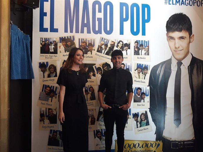 Andrea Levy en la presentación de una placa homenaje al Mago Pop