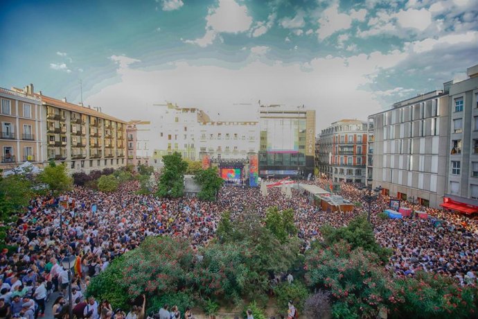 La cantante Mónica Naranjo da el pistoletazo de salida al Orgullo LGTB en Madrid