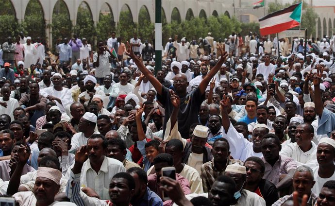 Manifestantes este viernes ante el complejo del Ministerio de Defensa en Sudán
