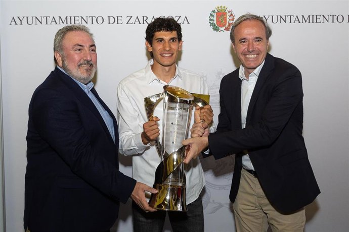 El Ayuntamiento de Zaragoza, liderado por el alcalde Jorge Azcón, rinde homenaje al futbolista Jesús Vallejo