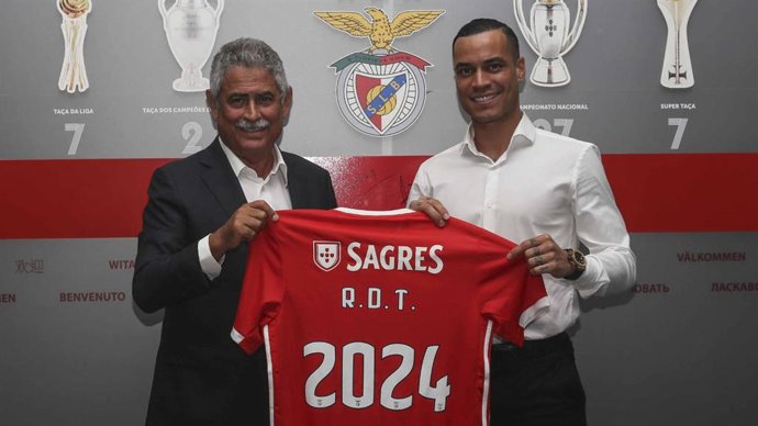 El presidente del Benfica, Luís Filipe Vieira, y el delantero Raúl de Tomás