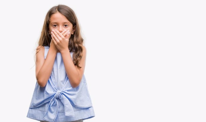 Niña en silencio, callada, mutismo selectivo.