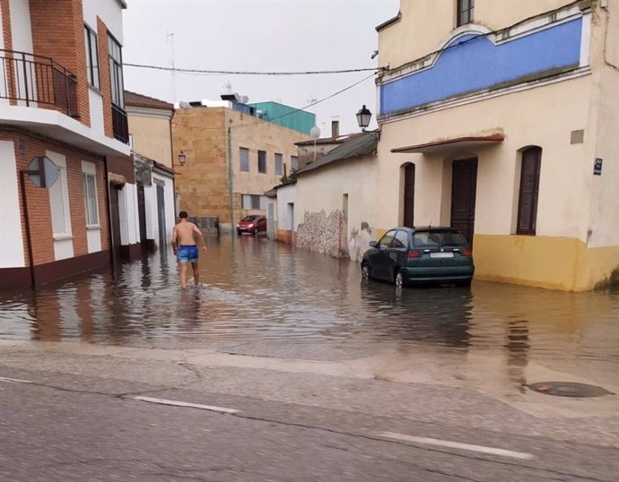 Calle de Pedrajas de San Esteban inundada tras la tormenta de este lunes.