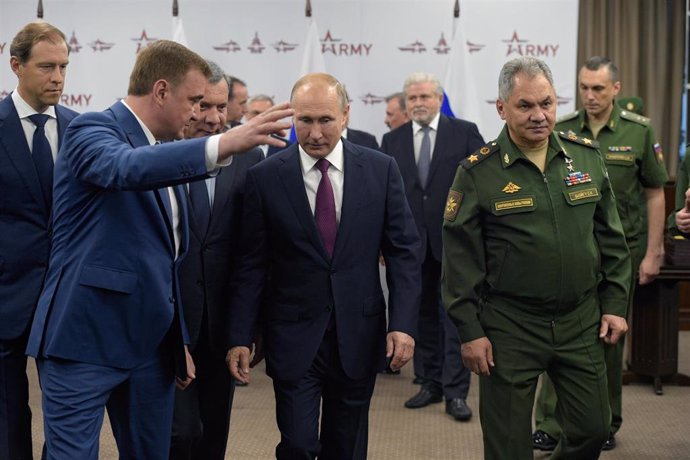 Putin acompañado por su ministro de Defensa, el general Sergei Shoigú, vestido de uniforme
