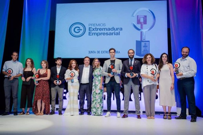 Vara junto a los galardonados con los Premios Extremadura Empresarial