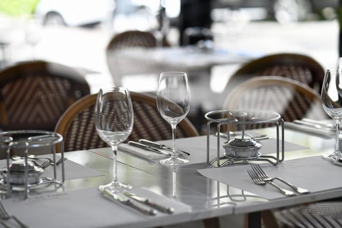 Una mesa en una terraza de Madrid