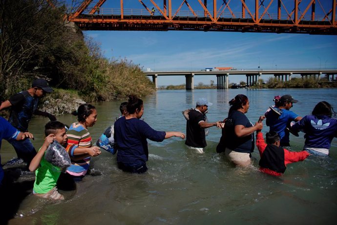 Caravana de migrantes centroamericanos cruzan Río Bravo, en México