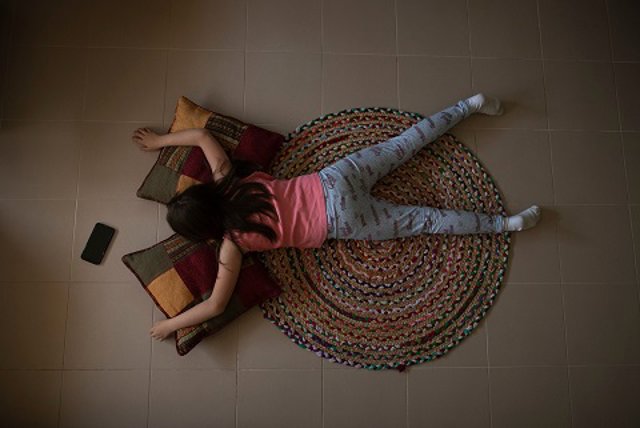 Niña víctima de violencia 'online'