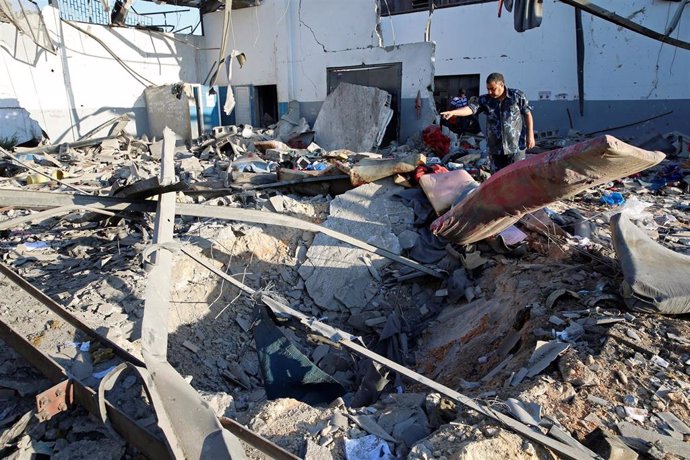 Centro de migrantes bombardeado en Trípoli