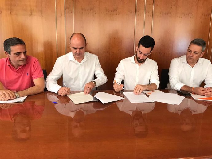 Firma del acuerdo de gobernabilidad entre PP y Cs para el Consell de Ibiza