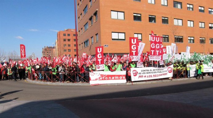 Imagen de archivo de una manifestación de emleados públicos de Castilla y León frente a las Cortes.