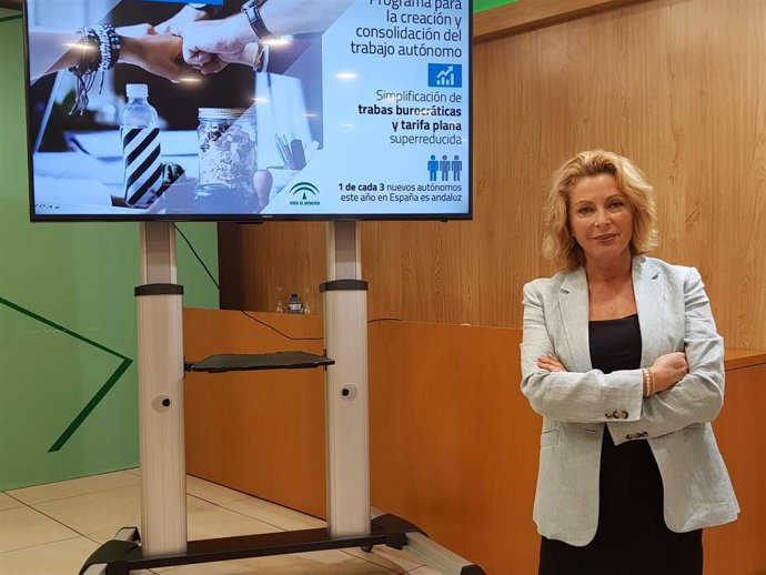 La delegada territorial de Empleo, Formación, Trabajo Autónomo, Economía, Conocimiento, Empresas y Universidad en Málaga, Carmen Sánchez, informa de las nuevas ayudas para los autónomos.