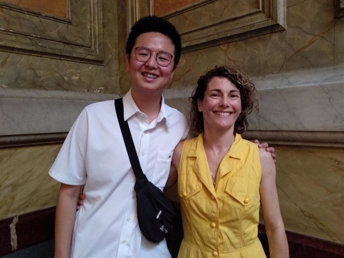 El instagramer Long Li y la responsable de Políticas de Infancia de Save the Children Catalunya Emilie Rivas