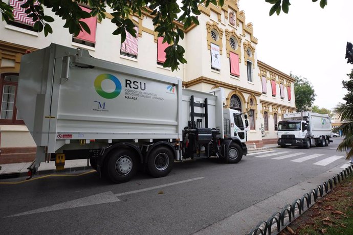 Un camión del Consorcio Provincial de Residuos Sólidos Urbanos de Málaga realiza la recogida en un municipio malagueño.