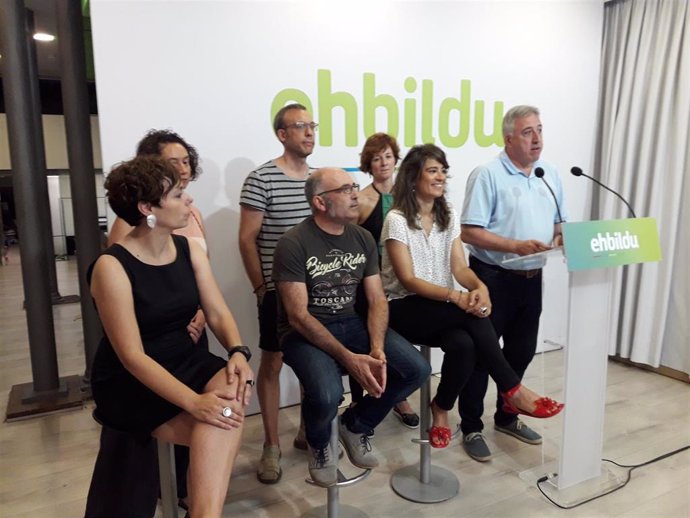 El portavoz de EH Bildu en el Ayuntamiento de Pamplona, Joseba Asiron, en una rueda de prensa junto con el resto de concejales de su grupo.