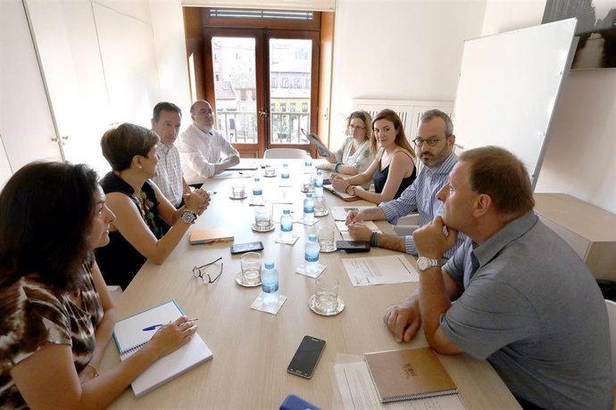 Concejales del Ayuntamiento de Pamplona y comerciantes en la reunión