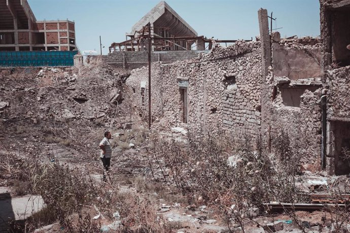 Un desplazado contempla su casa destruida en Mosul