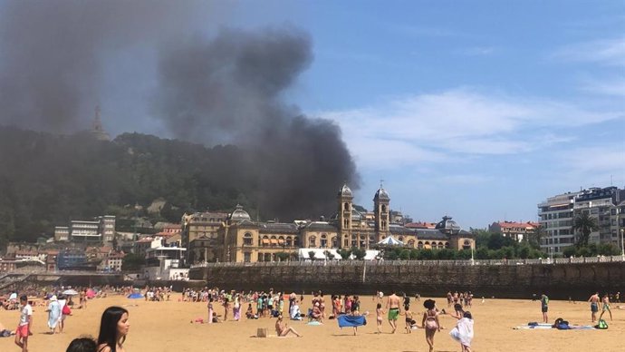 Imagen del incendio declarado en la calle Fermín Calbetón de San Sebastián, en la Parte Vieja