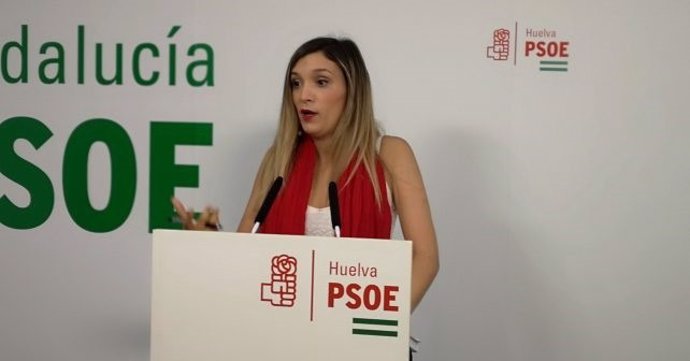 La parlamentaria andaluza por el PSOE de Huelva María Márquez en rueda de prensa