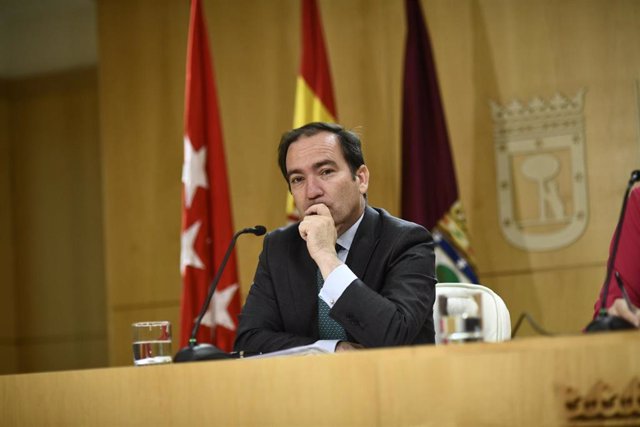 El delegado de Medio Ambiente y Movilidad de Madrid, Borja Carabante, durante una reunión de la Junta de Gobierno de la ciudad de Madrid en el Ayuntamiento de la capital.