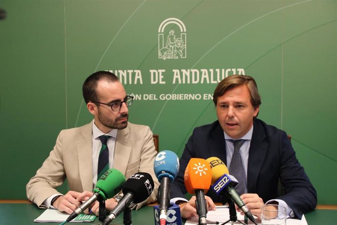 Repullo (dcha.) y Herrador, en rueda de prensa