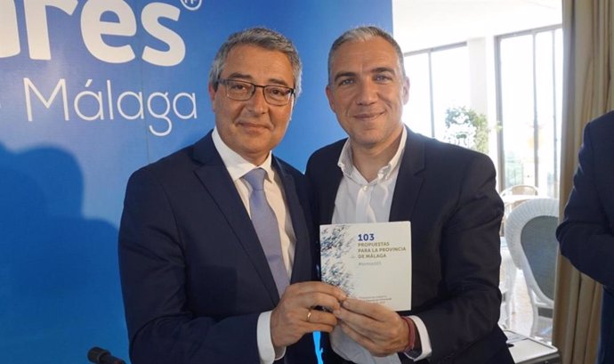 Elías Bendodo (d), consejero de Presidencia y presidente del PP de Málaga con Francis Salado (i), presidente de Diputación de Málaga y  candidato a revalidar el cargo.
