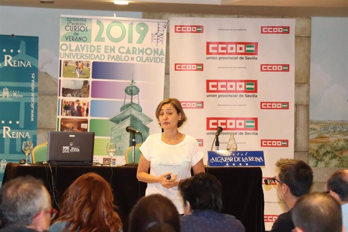 La profesora María Luz Rodríguez en el curso sobre sindicalismo en los seminarios de la UPO en Carmona
