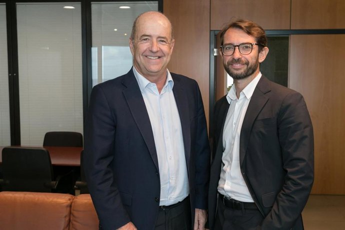 El consejero de Economía, Industria, Comercio y Conocimiento, Pedro Ortega, y el presidente de la ZEC, Antonio Olivera