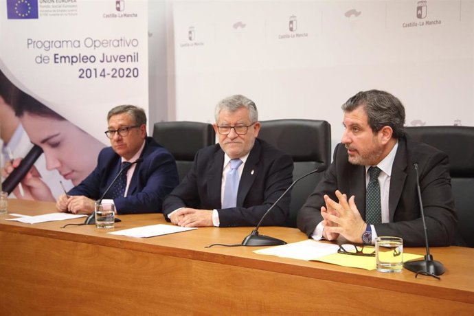 El secretario de Fedeto, Manuel Madruga, en rueda de prensa con el consejero de Educación, Ángel Felpeto