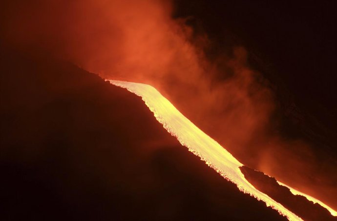 Lava en el volcán de la isla Stromboli, en Italia