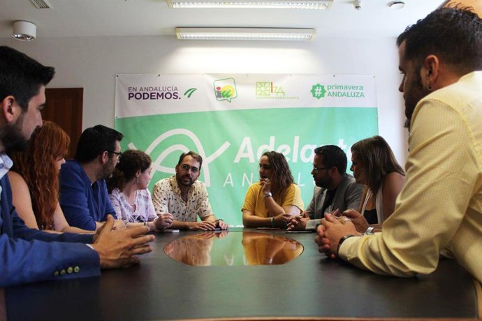 El nuevo coordinador general de IU Andalucía, Toni Valero, con los parlamentarios de Adelante Andalucía
