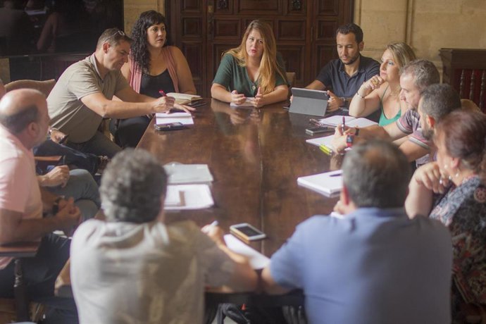 Concejales de Adelante Sevilla, durante la reunión con sindicatos municipales