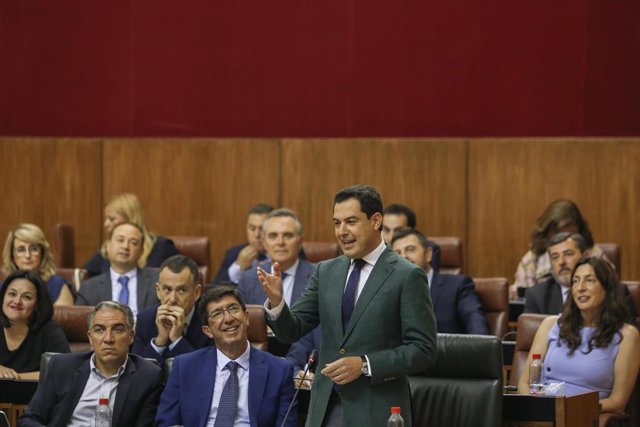 El presidente de la Junta, Juanma Moreno, responde a una pregunta en el Pleno del Parlamento de Andalucía.