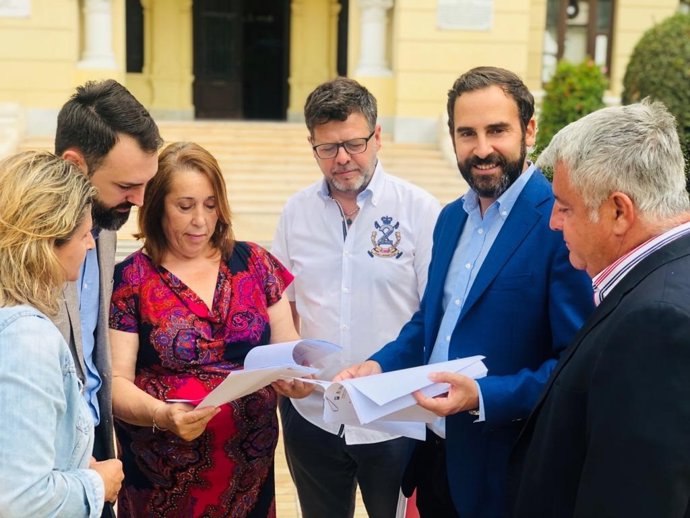 El portavoz municipal del PSOE, Daniel Pérez, junto con ediles socialistas