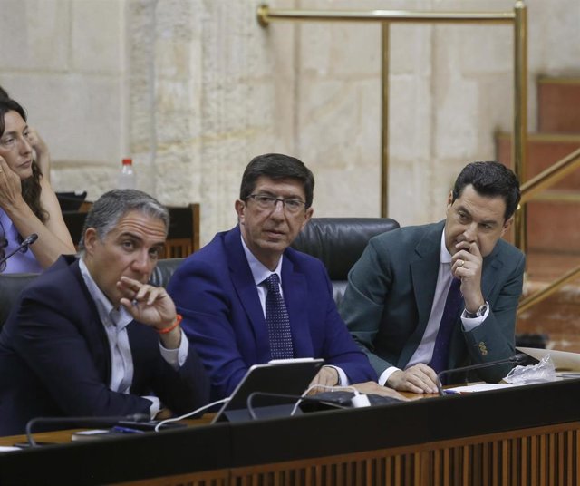 El consejero de la Presidencia, Administración Pública e Interior, Elías Bendodo; el vicepresidente de la Junta y consejero de Turismo, Regeneración, Justicia y Administración Local, Juan Marín; y el presidente de la Junta, Juanma Moreno, durante la sesió