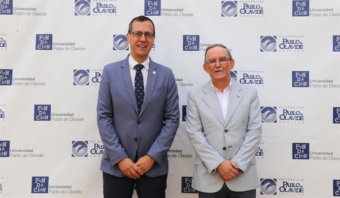 El presidente de la Asociación Provincial Sevillana de Cronistas José Antonio Fílter (en el lado derecho) en los cursos de verano de la UPO en Carmona