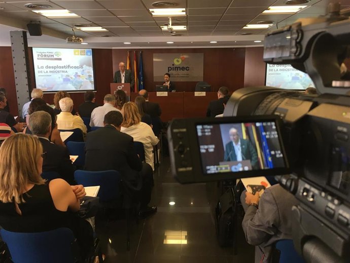 El presidente de Pimec, Josep González, y el conseller de Territorio y Sostenibilidad, Dami Calvet, este jueves en la sede de la patronal