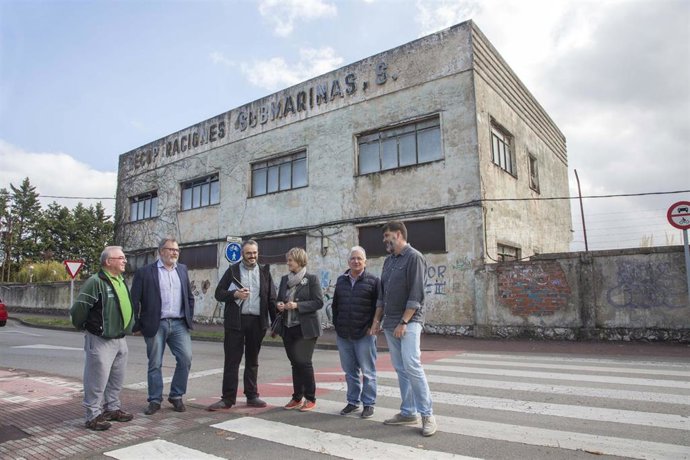 Antiguas naves de Recuperaciones Submarinas en Punta Parayas (archivo)