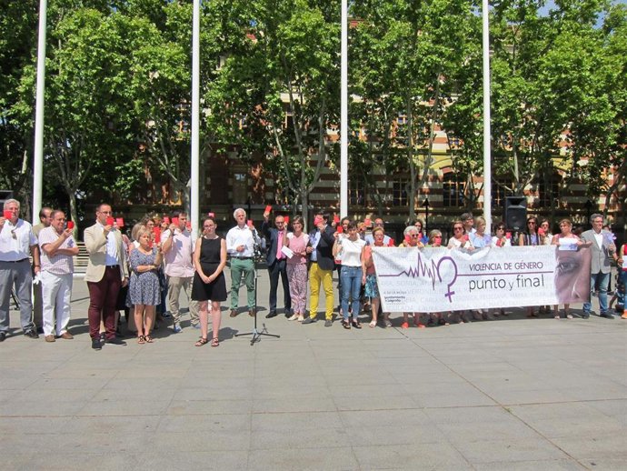 Miembros del ayuntamiento y representantes del proyecto Alojamiento Alternativo "Ricardo Rodríguez" sacan tarjeta roja a la violencia de género