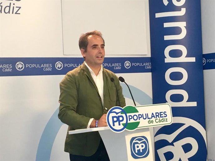 El secretario general del PP de Cádiz, Antonio Saldaña, en una rueda de prensa