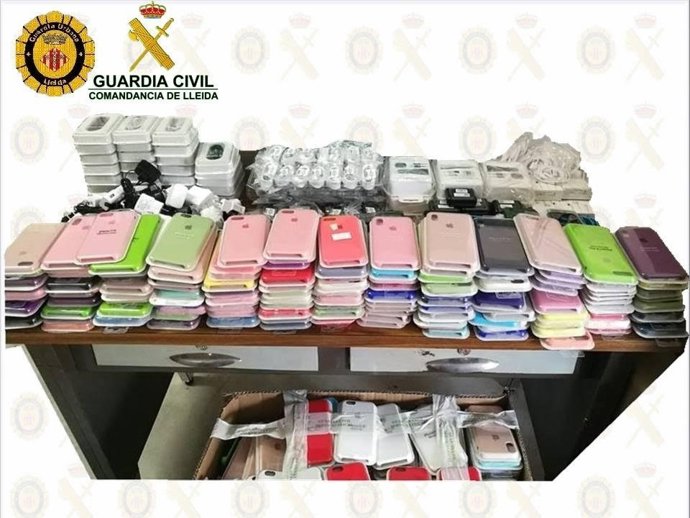 Material intervenido en dos tiendas de Lleida