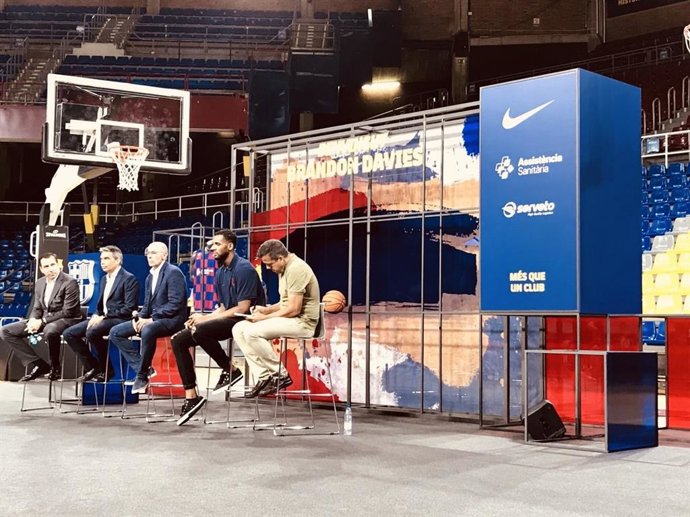 Rodíguez, Soler, Bladé y Davies en la presentación del nuevo jugador del Bara