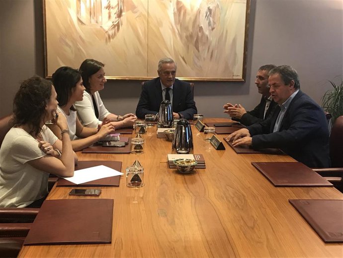 El presitente de las Cortes, Javier Sada, se ha reunido con representantes sindicales